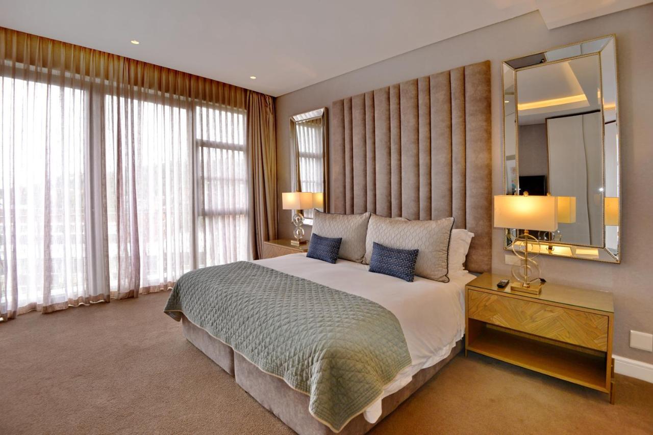 The Houghton Hotel, Spa, Wellness & Golf Joanesburgo Exterior foto A bedroom at the Taj Mahal Palace