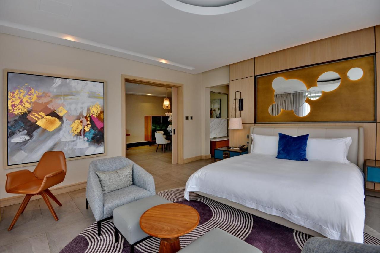 The Houghton Hotel, Spa, Wellness & Golf Joanesburgo Quarto foto A suite at the hotel
