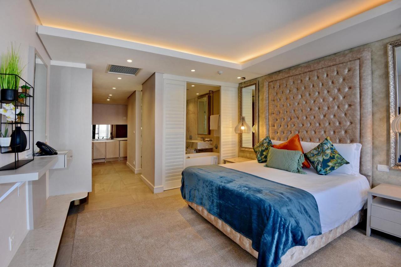 The Houghton Hotel, Spa, Wellness & Golf Joanesburgo Exterior foto A bedroom at the Cape Town Marriott Hotel