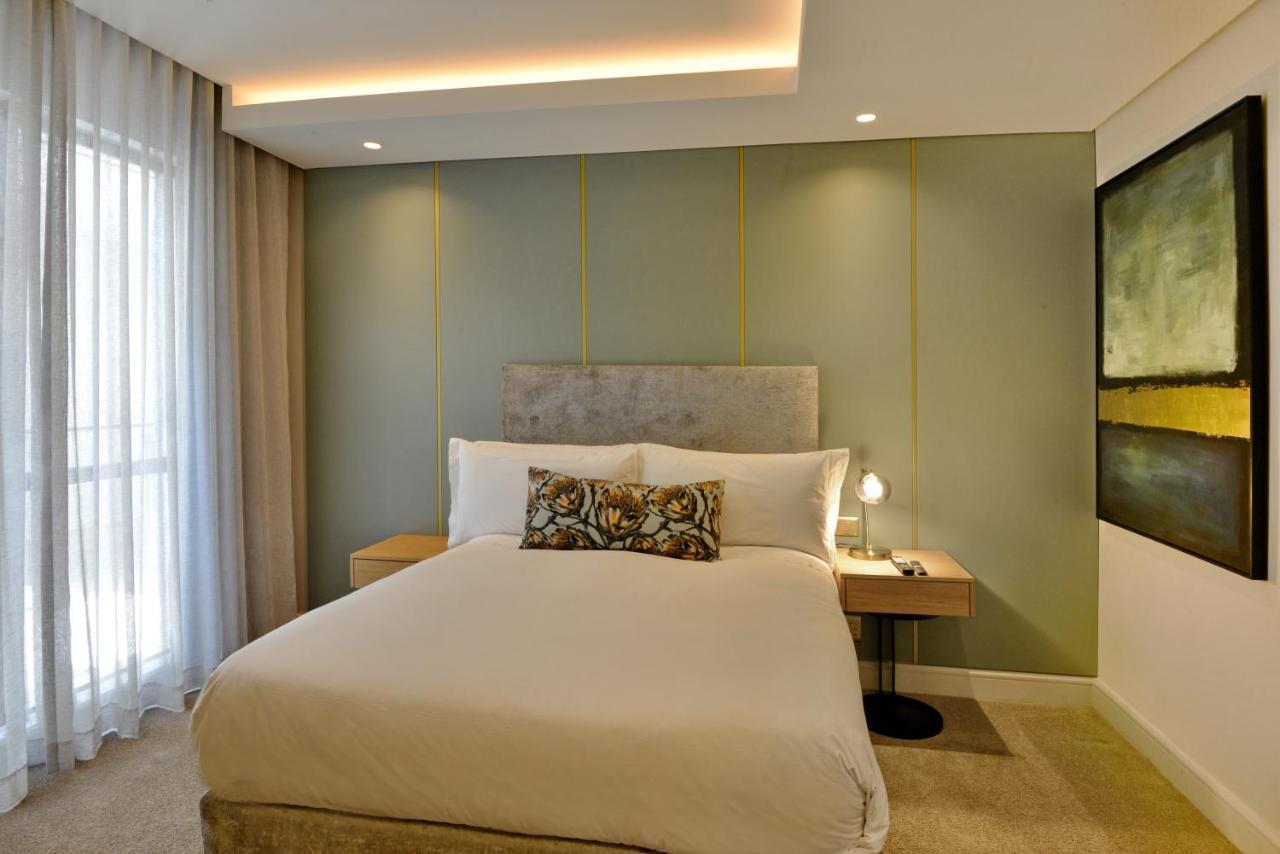 The Houghton Hotel, Spa, Wellness & Golf Joanesburgo Exterior foto A bedroom at the hotel