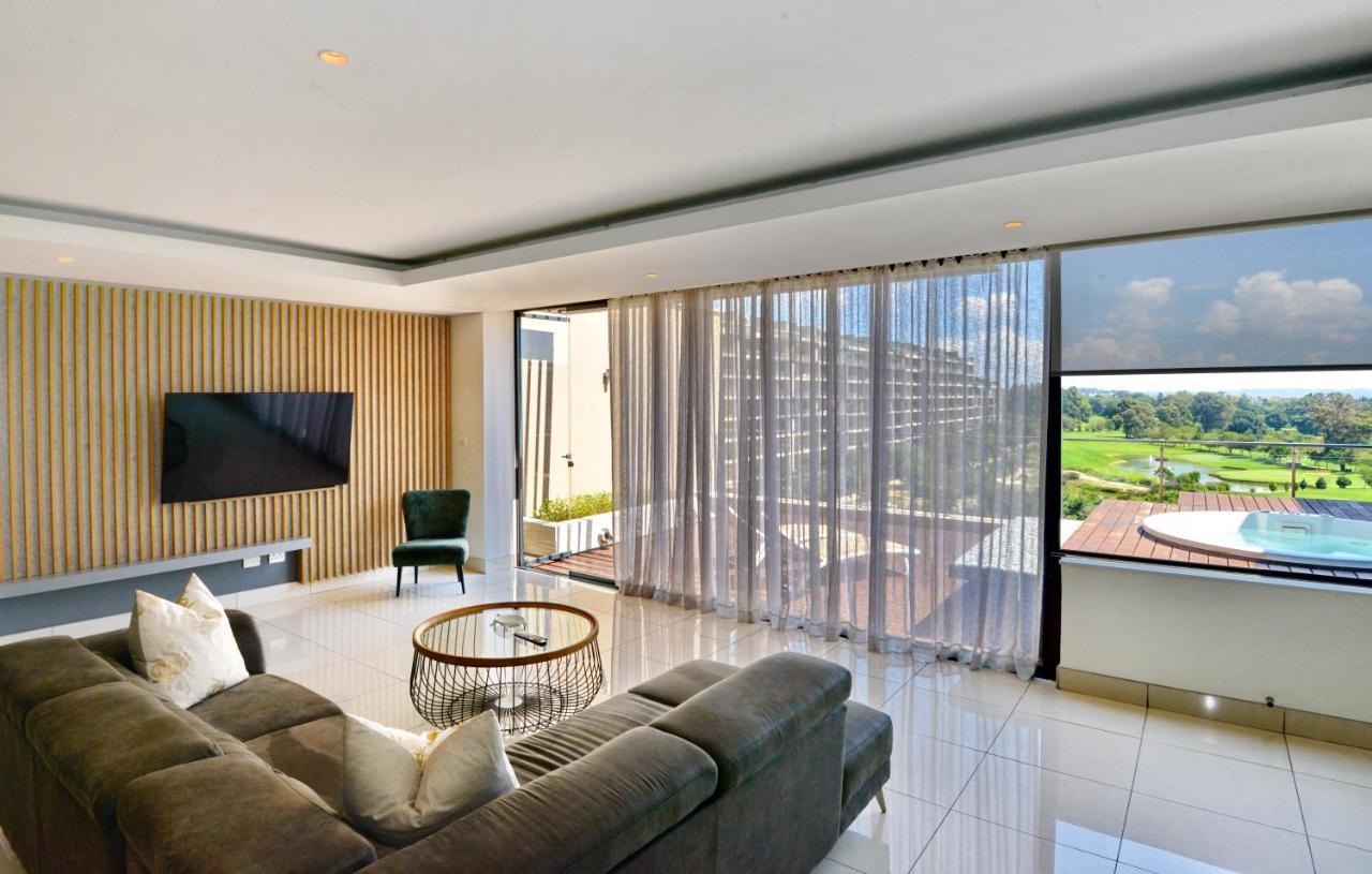 The Houghton Hotel, Spa, Wellness & Golf Joanesburgo Exterior foto A living room with a sheer curtain