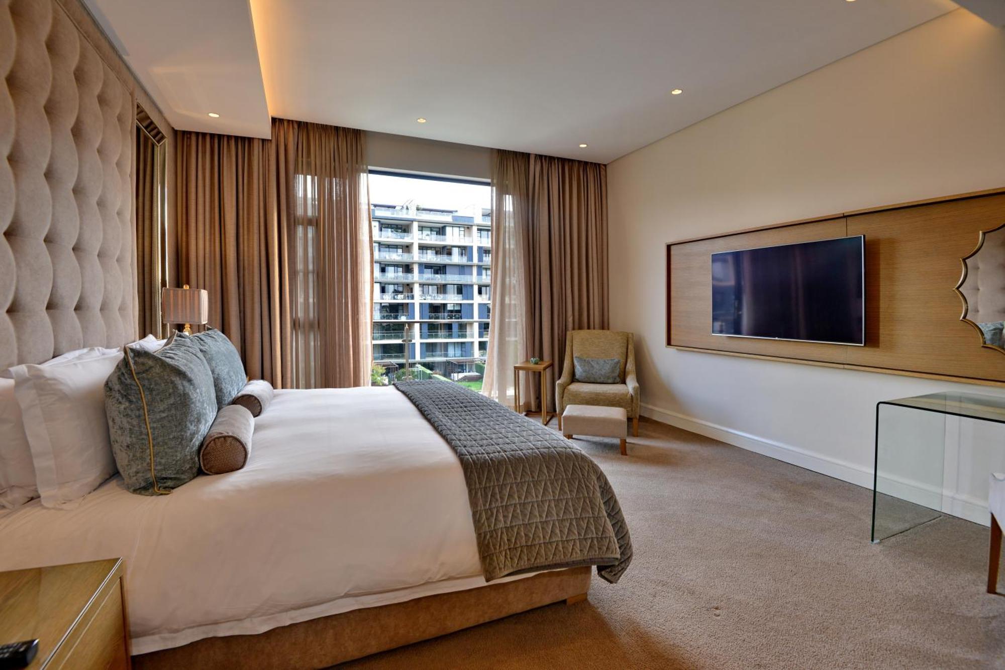 The Houghton Hotel, Spa, Wellness & Golf Joanesburgo Quarto foto A bedroom at the Taj Bengal