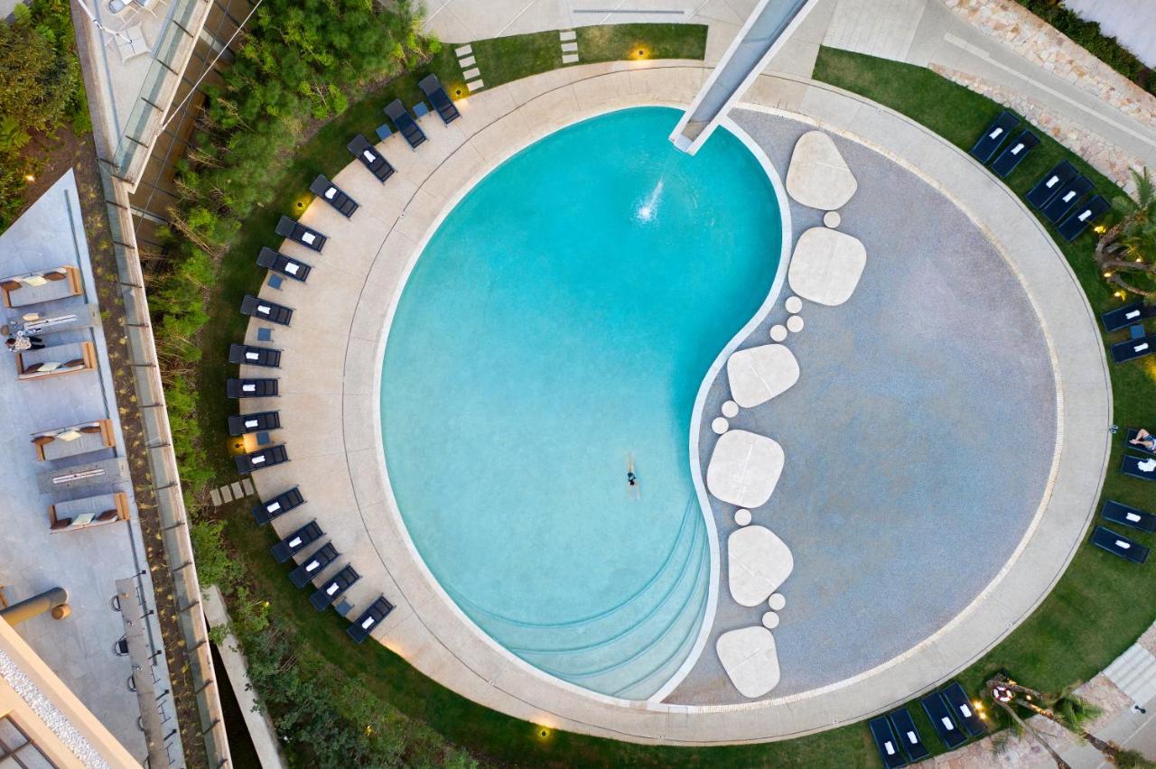The Houghton Hotel, Spa, Wellness & Golf Joanesburgo Exterior foto Aerial view of the pool at the hotel